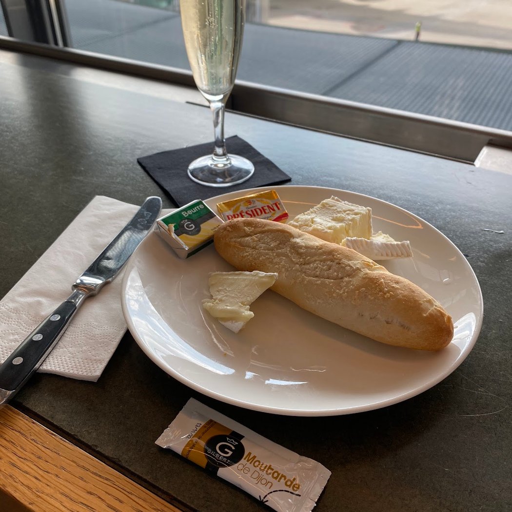 American Airlines Admirals Club | CDG Terminal 2A 1